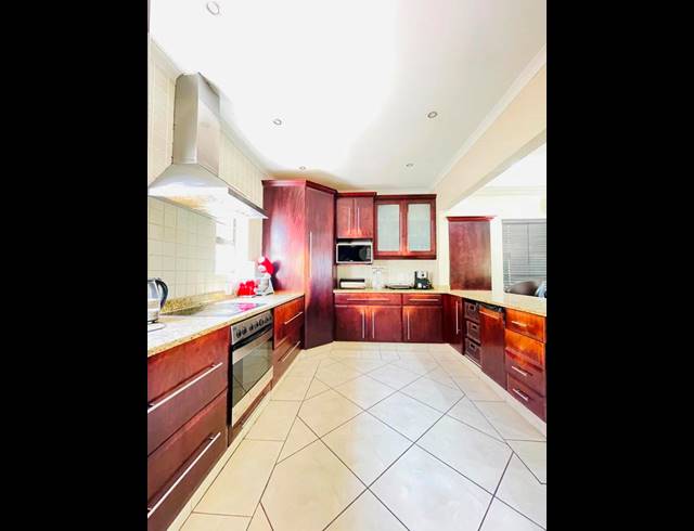 4 BEDROOM HOUSE FOR SALE IN LA LUCIA